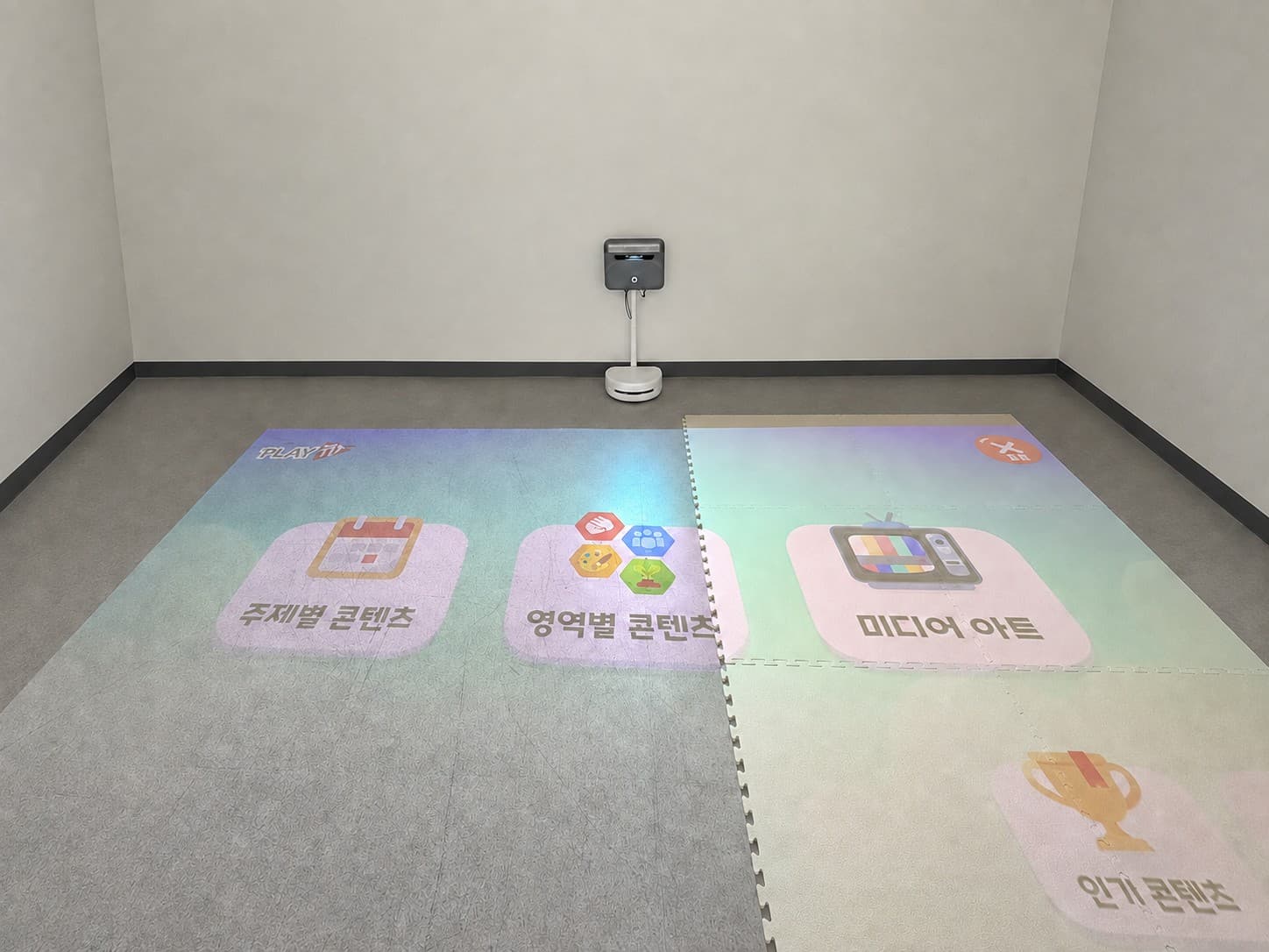 매트 위에 콘텐츠가 펼쳐진 모습